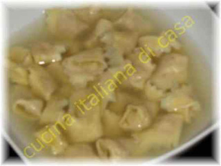 Cappelletti di Artusi in brodo di cappone