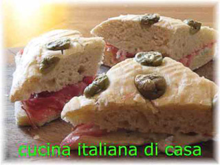 focaccia alle olive con gorgonzola e coppa piacentina