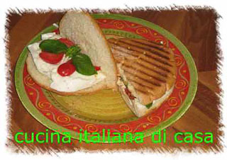 panino caprese: mozzarella,pomodoro e basilico