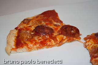 pizza con cipolla e salame piccante