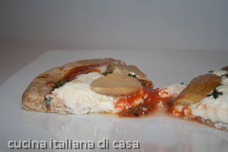 pizza integrale con mozzarella di bufala e funghi porcini