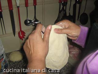 stendere la pasta per la pizza