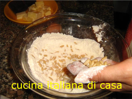 pinoli per l'impasto dei biscotti