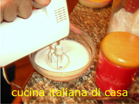 montare a neve fermissima gli albumi d'uovo