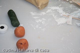 panetti di marzapane colorato