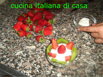 macedonia di fragole e kiwi con yogurt