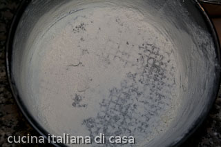 tortiera imburrata ed infarinata