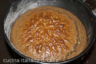 torta al caffè appena sfornata