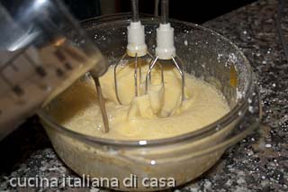 sbattere le uova per la torta