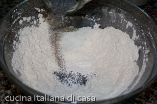 farina con i semini di papavero