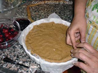 il bordo della crostata di frutti di bosco