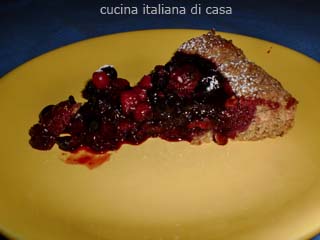 fetta di torta ai frutti di bosco