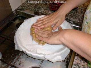 stendere l'impasto per la crostata
