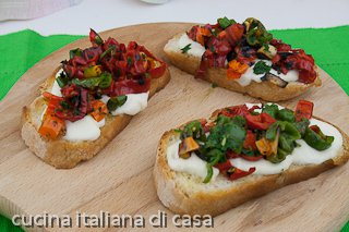 crostini con mozzarella e peperoni