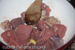 rosolare i bocconcini di manzo