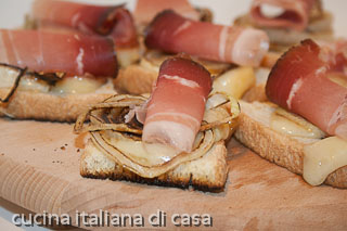 crostini con fontina e speck