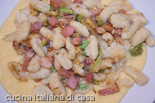 gnocchi con fonduta prosciutto e zucchine