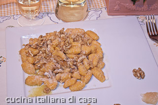 gnocchi di zucca con noci e parmigiano