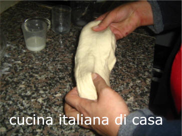 impastare il pane a mano