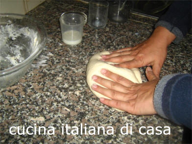 impastare il pane a mano