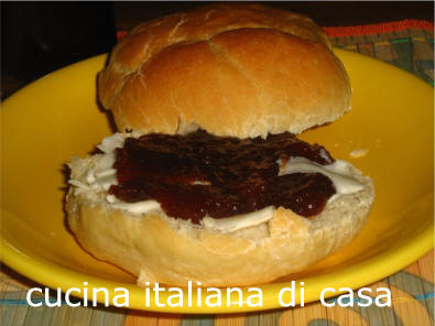 pane al latte con burro e marmellata
