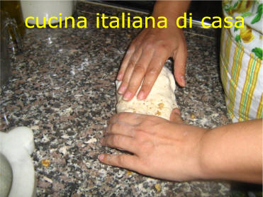fare il pane con le noci: unire le noci all'impasto