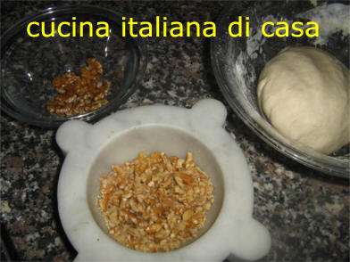 pestare i gherigli di noce