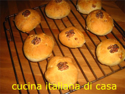 panini con le noci a raffreddare sulla gratella