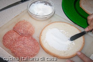 formaggio tipo Philadelphia e salame ungherese
