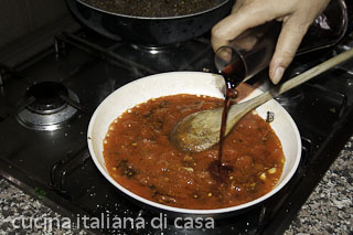 vino rosso per la salsa bruna