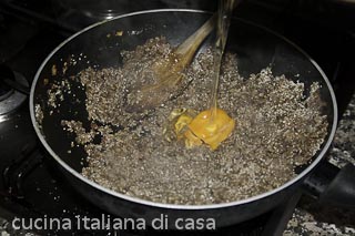 l'impasto del polpettone di lenticchie