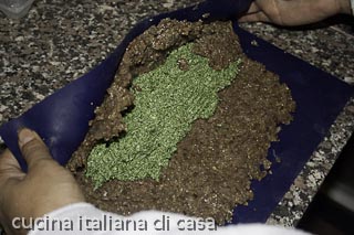 arrotolare il polpettone ripieno