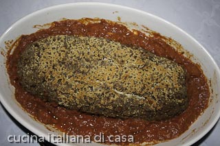 servire il polpettone di lenticchie con la salsa bruna