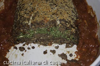 come si presenta il polpettone di lenticchie con ripieno di tofu agli spinaci e salsa bruna