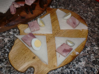 tartine con mortadella di cinghiale, funghi e uova di quaglia