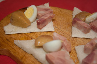 tartine con mortadella di cinghiale, funghi e uova di quaglia