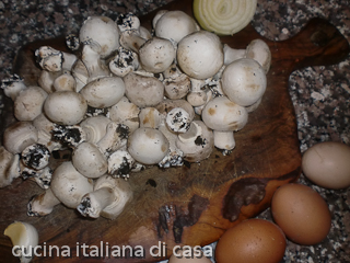 ingredienti crostoni con uova e champignones