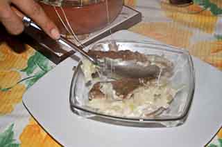 servire la zuppa di verza e fontina