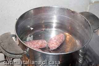 bollire le salsicce