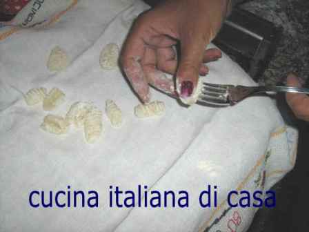 arricciare gli gnocchi di farina
