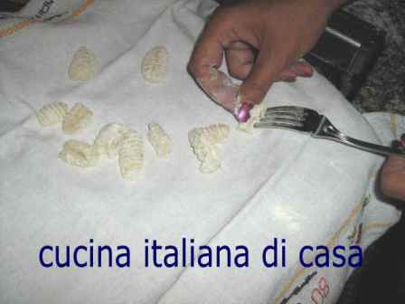arricciare gli gnocchi di farina