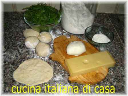 ingredienti: pizza fritta, rucola e formaggio