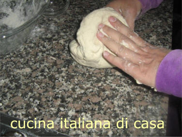 impastare la base della pizza