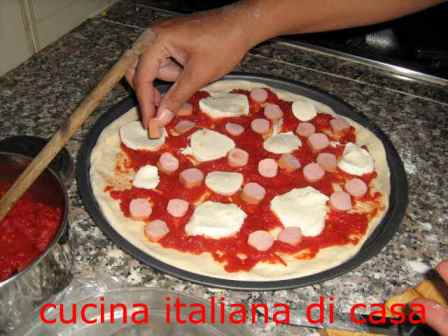 preparare la pizza ai wurstel