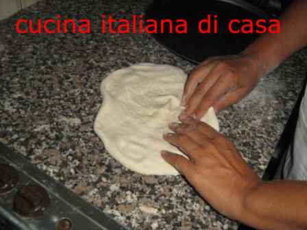 tirare la pasta per la pizza semplicemente con le dita