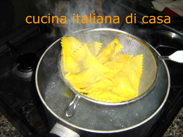 scolare bene i ravioli di cozze