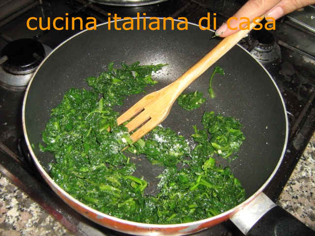 saltare gli spinaci per i ravioli di cozze