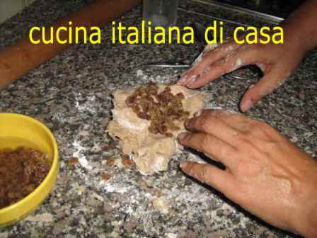 lavorare l'impasto della piadina