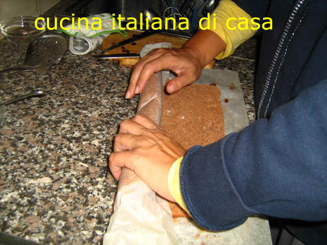 arrotolare pan di spagna al cacao per il tronchetto di natale