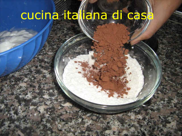 preparare il pan di spagna al cacao